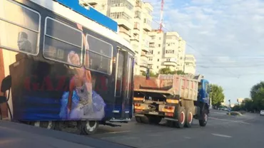 Tramvaie modernizate cu zeci de mii de euro, tractate camioane prin centrul Craiovei (FOTO)