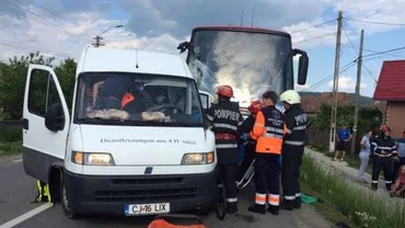 Autocarul echipei FCM Baia Mare, implicat într-un accident cu o autoutilitară. Șoferul dubei a rămas încarcerat
