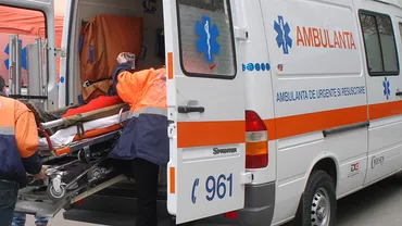 Un bărbat din Târgu-Jiu a spart geamul ambulanţei cu care era transportat la Secţia de Psihiatrie