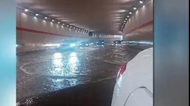 Probleme pentru șoferi: Ploaia abundentă a inundat pasajul de la Casa Presei