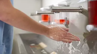 Nu doar produsele Hexi Pharma au avut probleme: Analizele antisepticelor Romchim au arătat că într-un mililitru de substanță erau două milioane de bacterii (VIDEO)