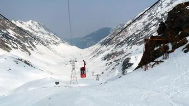 La Bâlea Lac iarna nu dă semne că vrea să lase loc sezonului cald: Stratul de zăpadă măsoară în continuare aproape 80 de centimetri (VIDEO)