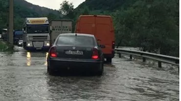 Cod portocaliu de inundații: Oltul și-a ieșit din matcă (VIDEO)