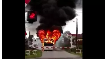Prahova: Imagini incredibile cu un autocar în flăcări, la o trecere cu calea ferată (VIDEO)