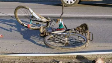 Neatenția l-ar fi putut costa viața pe un biciclist din Baia Mare. Bărbatul nu s-a asigurat într-o intersecție