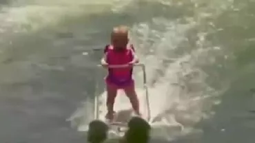 Record mondial! O fetiță de 6 luni și 27 de zile a devenit cel mai tânăr schior nautic (VIDEO)
