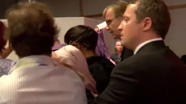 O reprezentantă a unui partid de stânga din Germania, atacată cu un ...tort în față, în timpul unui congres (VIDEO)