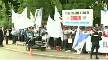Sute de oameni protestează la Palatul Cotroceni și cer o nouă lege a salarizării