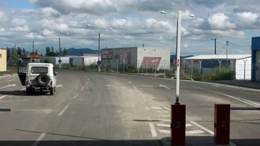 Lupul, paznic la oi: Imagini cu momentul în care anchetatorii descind la Moravița și îi dezarmează pe polițiștii de frontieră acuzați de trafic cu migranți (VIDEO)