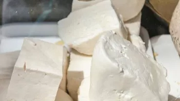 Peste patru tone de alimente au fost confiscate în timpul unor verificări efectuate în Piața Obor din Capitală (VIDEO)