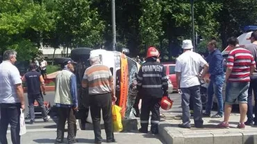 O ambulanță s-a răsturnat în București. Patru oameni au fost răniți (VIDEO)