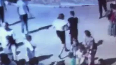 Gelozie extremă la o școală din Dâmbovița. Ce i-a făcut un cadru didactic iubitei sale în văzul tuturor este nemaiîntâlnit (VIDEO)