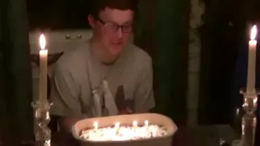 Un pericol de care uită majoritatea oamenilor la aniversări. Ce a pățit un băiat când a suflat în lumânări (FOTO, VIDEO)