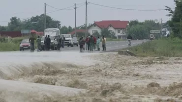 Bacău: Localnicii unei comune inundate de ploi, fără apă potabilă zile în șir. Primarul, mai ocupat de alegeri, decât de nevoile oamenilor