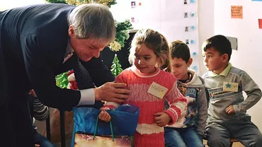 Ipocrizia premierului: Cioloş îşi face imagine pe seama copiilor, dar refuză să demită din Guvern un ministru ce susţine violenţa împotriva tinerilor sportivi (FOTO)