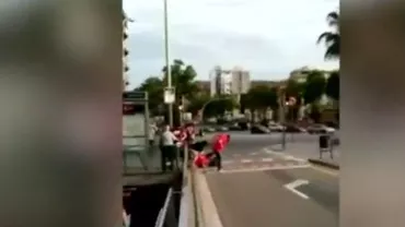 Barcelona: Două femei care purtau tricourile naționalei Spaniei, agresate de mai mulți bărbați cu fețele acoperite