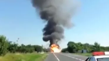 Explozie în județul Buzău. Un tir cu 800 de butelii a luat foc în mers pe E85 (VIDEO)