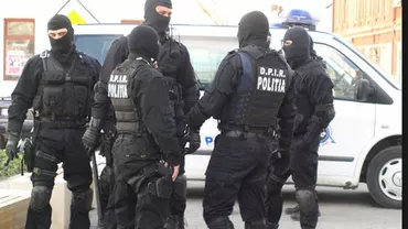 Percheziții la persoane ce vindeau medicamente contrafăcute pe internet