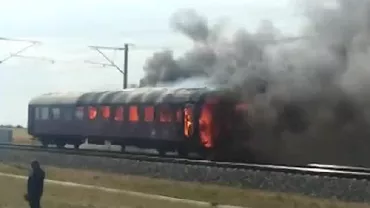 O locomotivă de personal a luat foc pe ruta Sighişoara-Braşov. Nicio persoană nu a fost rănită (VIDEO)