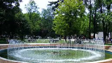 Metodă originală de a scăpa de caniculă: Doi puști se răcoresc într-o fântănă arteziană din Galați (FOTO)