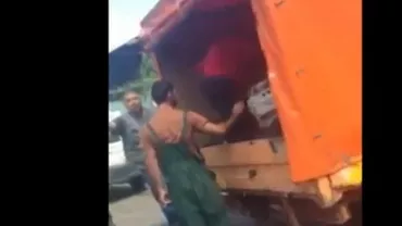 Scene șocante pe străzile din Sibiu! Un om al străzii, umilit de niște angajați de la salubritate. Bărbatul a fost aruncat în mașina de gunoi (VIDEO)