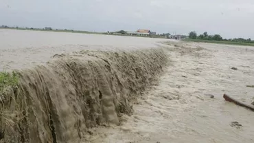 Vreme extremă în România: Inundațiile fac prăpăd în multe regiuni, iar canicula s-a instalat în sudul țării (VIDEO)