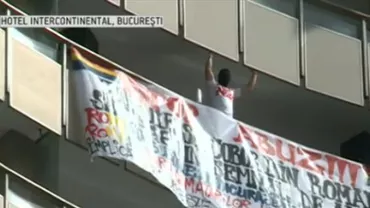 Bărbatul care a protestat de la etajul 16 al Hotelului Intercontinental din Capitală se află în custodia Poliției Capitalei (FOTO, VIDEO)