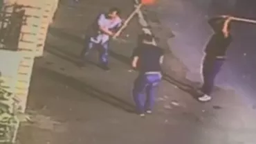 Scandal cu bâte și cu lopeți între romii din Drăgăneşti-Olt! O familie întreagă a dat buzna peste vecini (VIDEO)