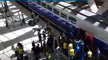 “Hai acasă!”. Imaginile zilei la Lyon: Tricolorii, surprinși în gară așteptând trenul. Optimile le vor vedea din fața televizorului (VIDEO)