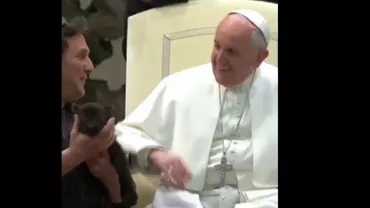 Papa Francisc, surprins în prezența unui pui de panteră (VIDEO)