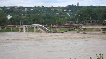 Inundaţiile din judeţul Suceava: O femeie a murit strivită de un copac, iar o alta este dată dispărută (VIDEO)