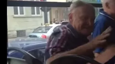 "Dă-te jos! Du-te acasă!". O tânără a fost agresată de un pensionar pentru că vorbea la telefon în autobuz (VIDEO)