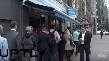 Imaginile zilei în Marea Britanie: Brexitul a dus la cozi imense la casele de schimb valutar. Englezii schimbă lira cu euro (VIDEO)