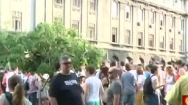 Sute de oameni protestează în Piața Universității: Manifestația, contra pensiilor speciale ale aleșilor (VIDEO)
