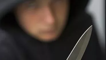 Bărbat filmat în timp ce îl ataca cu cuțitul pe patronul unui bar din Timișoara (VIDEO)