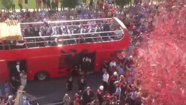 Covor roșu și gardă de onoare pentru elevii lui Gianni De Biasi. Dacă tricolorii au ajuns în țară pe ușa din dos, albanezii au fost primiți de fani ca pe niște eroi naționali (VIDEO)