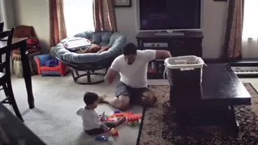 O mamă, surprinsă de modul în care soțul său se poartă cu fiul lor. Imaginile au devenit virale pe internet (VIDEO)