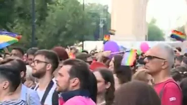 Liberi să se exprime! În București au ieșit în stradă susținători ai diversității, dar și cei care militează pentru familia tradiţională (VIDEO)