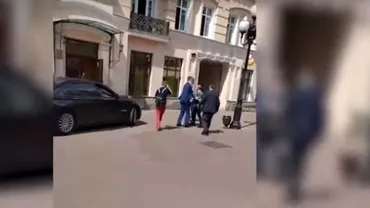Incident revoltător la Moscova: Un fost oficial rus a atacat în plină stradă o femeie care i-a reproșat că circulă cu bolidul său de lux într-o zonă pietonală (VIDEO)