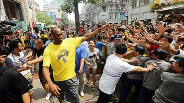 Fostul baschetbalist Kobe Bryant a avut parte de o primire călduroasă în China: Jackie Chan l-a invitat la cină (FOTO)