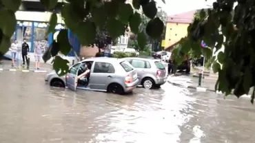 Ploile fac ravagii în județul Vâlcea! Parcarea din fața mall-ului, inundată (VIDEO)
