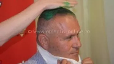 Un politician s-a ținut de cuvânt după ce a pierdut un pariu: Și-a vopsit părul verde (FOTO+VIDEO)