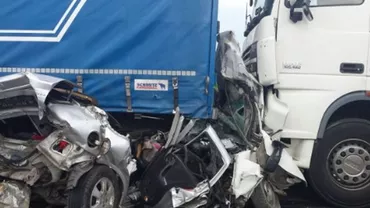Accident grav pe DN13: Un mort și 4 răniți după ce două mașini au fost spulberate de două tiruri (VIDEO)