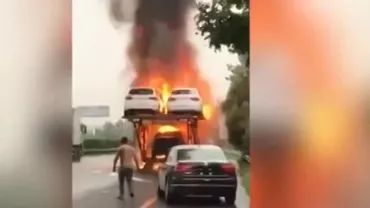 Automobile, în flăcări pe o platformă. Este incredibil ce decide să facă șoferul care transporta mașinile (VIDEO)