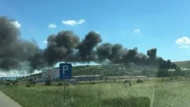 Cluj: Incendiu la o hala de mase plastice, aflată în apropiere de DN1 C. Fumul negru se vede de la distanța mare. Nu au fost înregistrate victime (VIDEO)