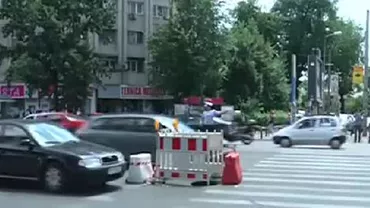 Haos pe bulevardul Ștefan cel Mare din Capitală! Un crater cu diametrul de un metru blochează traficul pentru bucureșteni (VIDEO)
