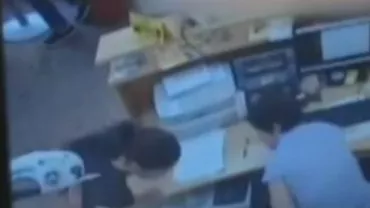 Primele imagini cu jaful armat de la o bancă din Bistrița: Atacatorul i-a pus casieriței pistorul la tâmplă (VIDEO)