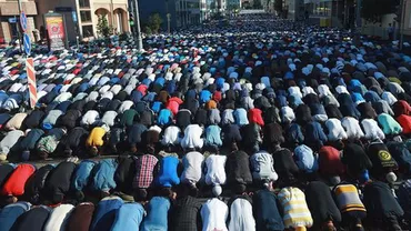 Moscova: Sute de mii de musulmani ruși au ieșit în stradă pentru a sărbători Eid el-Fitr (FOTO)