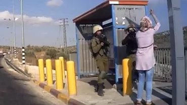 IMAGINI ŞOCANTE: Momentul când o femeie palestiniană înarmată cu un cuţit e împuşcată de soldaţi israelieni (VIDEO)