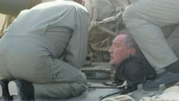 Moment penibil pentru vicepremierul rus. Dmitri Rogozin a rămas blocat în trapa unui tanc (VIDEO)